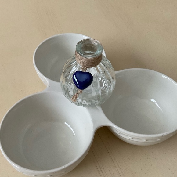 Clear Ribbed Glass Bud Vase Platter Decoration- Blue Heart 💙 - Picture 2 of 3